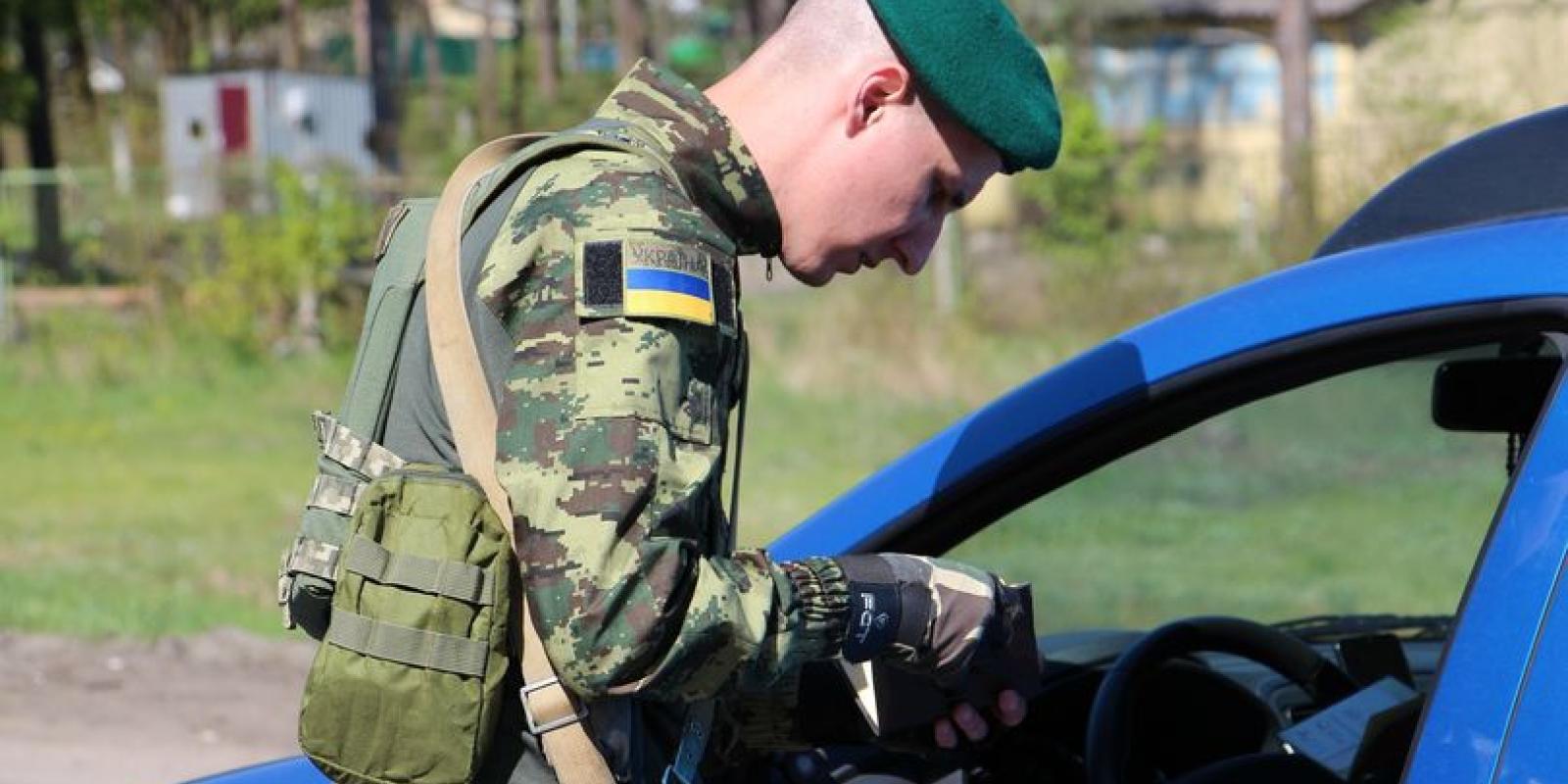 Собаки прикордонників Київщини винюхали у п’ятьох громадян наркотики