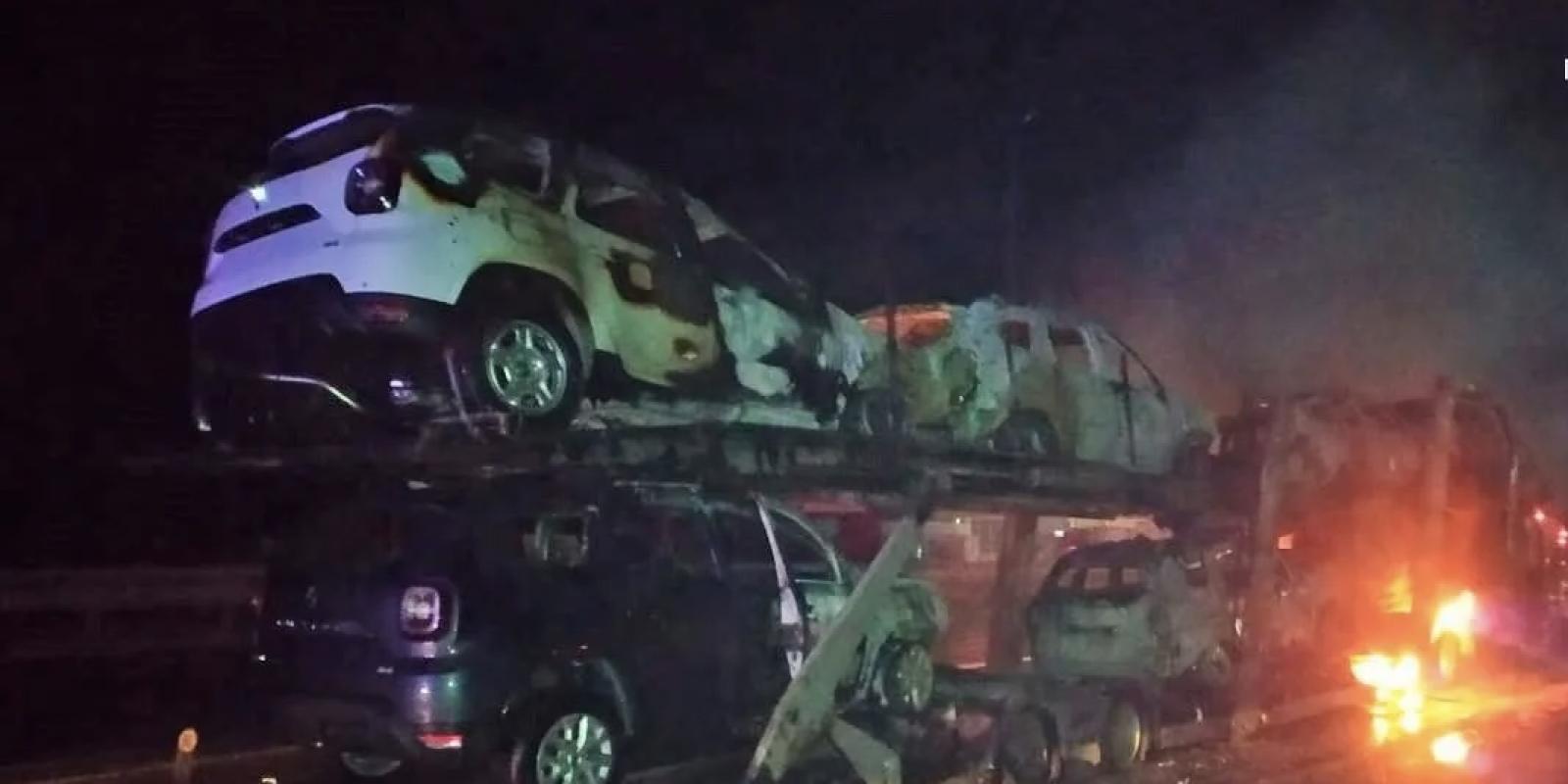 На Київщині біля АЗС загорівся автовоз: вогонь знищив сім легковиків