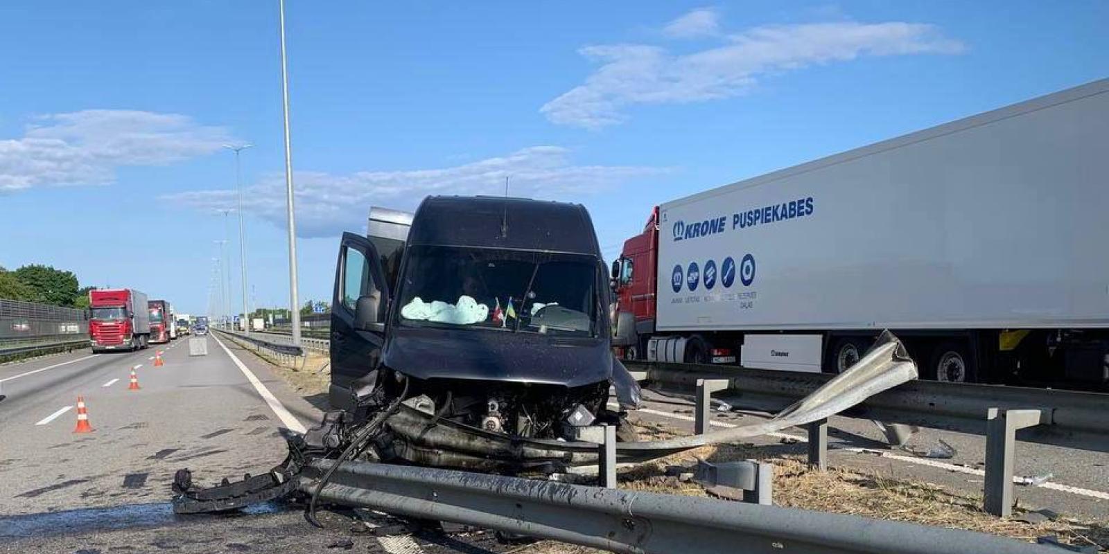 ДТП на Житомирській трасі: водій мікроавтобуса заснув за кермом