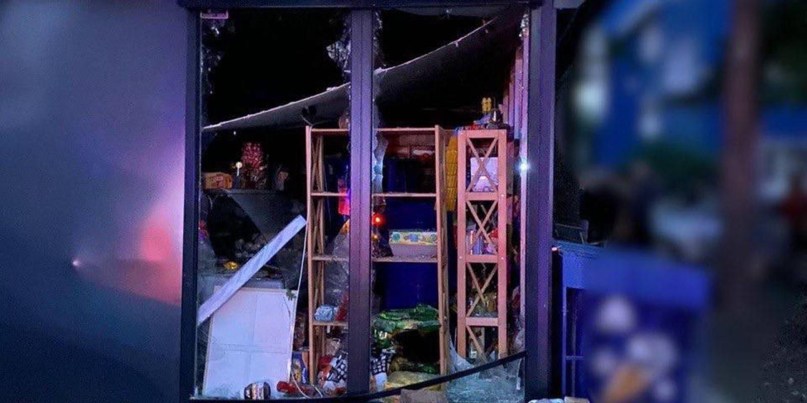 Масштабні пошкодження й пожежа: поліція показала наслідки падіння уламків ракет на Київщині Масштабні пошкодження й пожежа: поліція показала наслідки падіння уламків ракет на Київщині