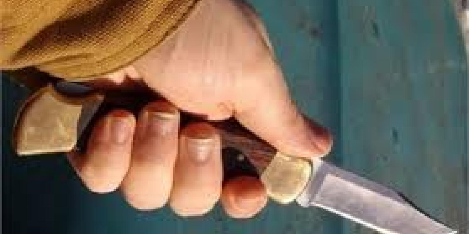 56-річний мешканець Українки вдарив ножем у живіт чоловіка, який доглядав за його матір’ю