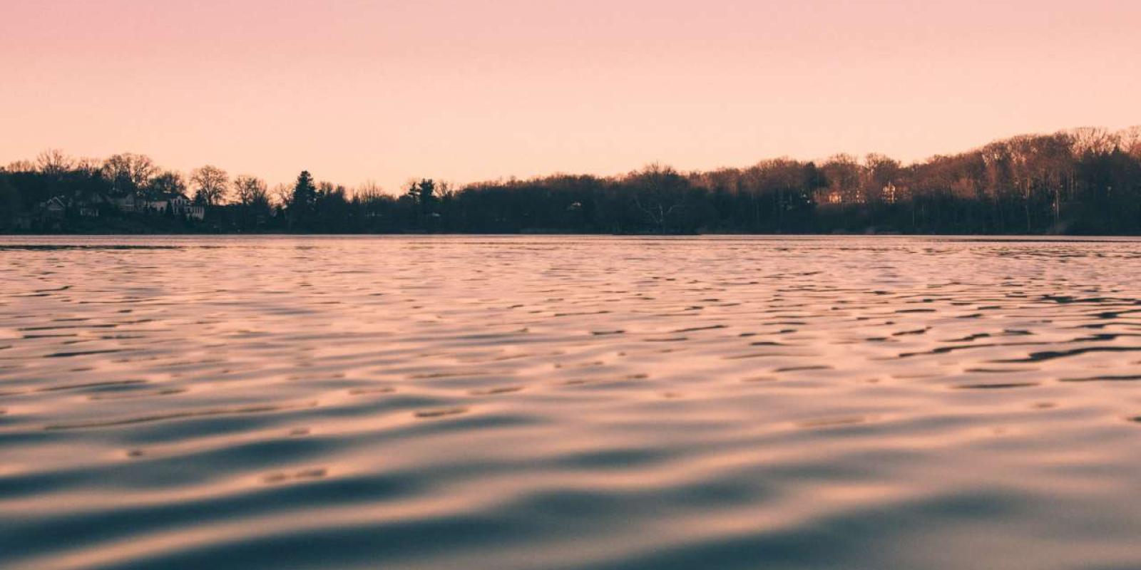 На київському озері помітили незвичне явище: справжній водяний смерч На київському озері помітили незвичне явище: справжній водяний смерч