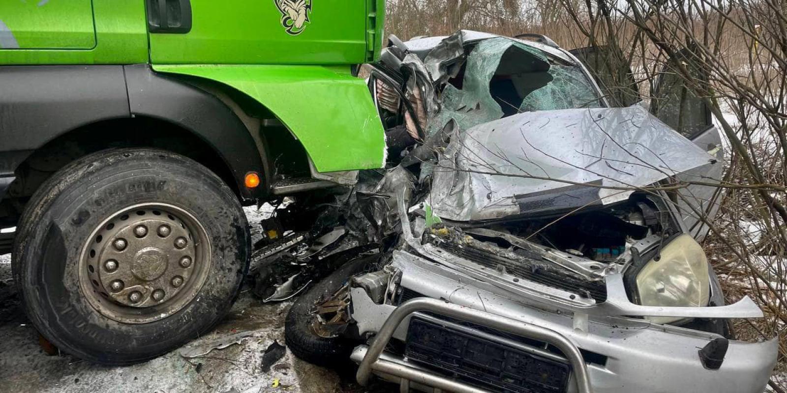 Смертельна аварія на Київщині: 63-річна пасажирка позашляховика загинула на місці Смертельна аварія на Київщині: 63-річна пасажирка позашляховика загинула на місці