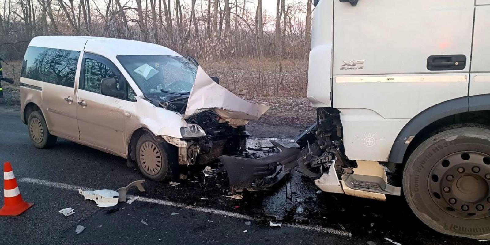 На Київщині смертельна ДТП: водій легковика загинув у кареті "швидкої"