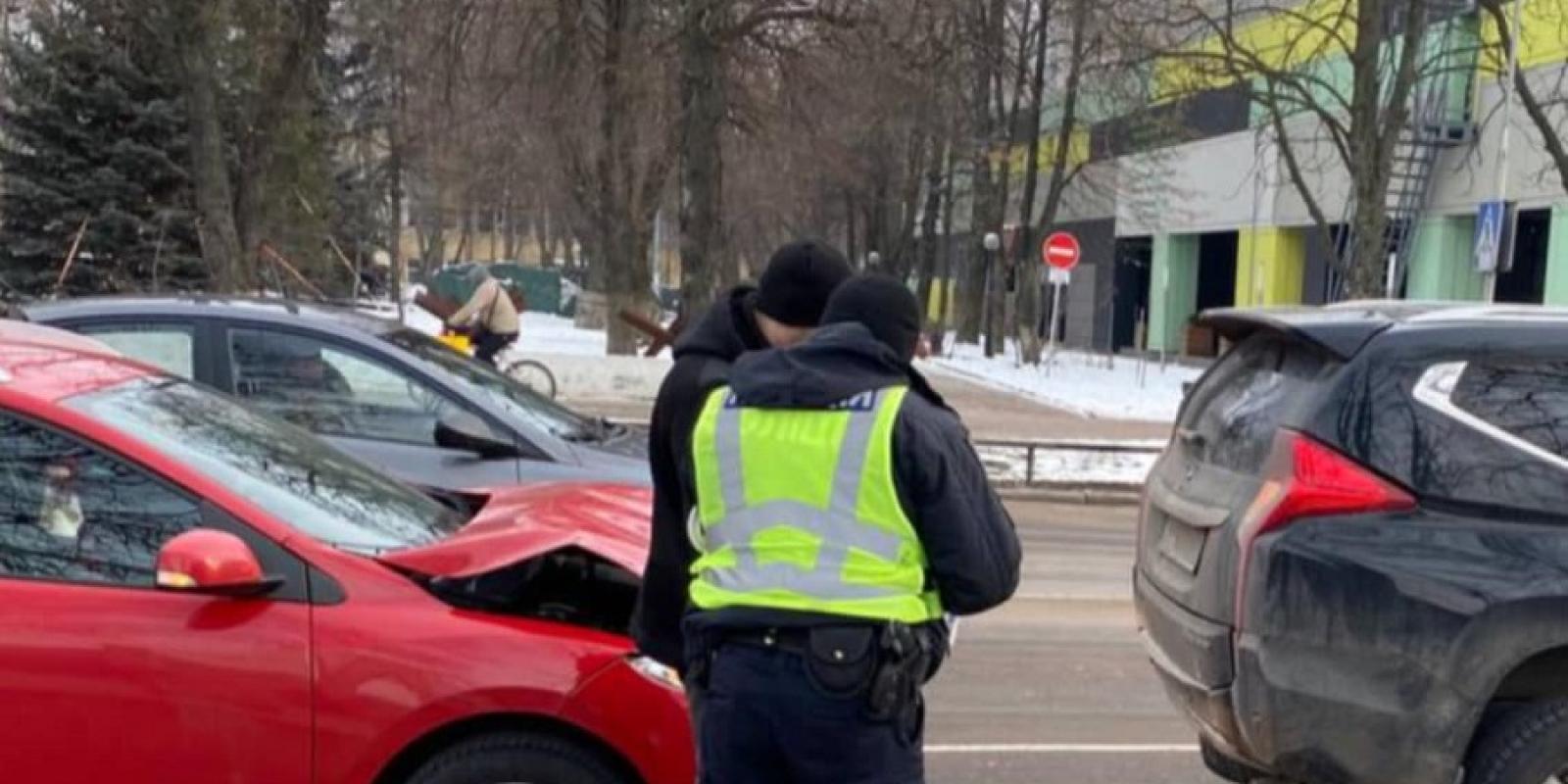 ДТП на Київщині: зіткнулися два легковики через недотримання дистанції ДТП на Київщині: зіткнулися два легковики через недотримання дистанції
