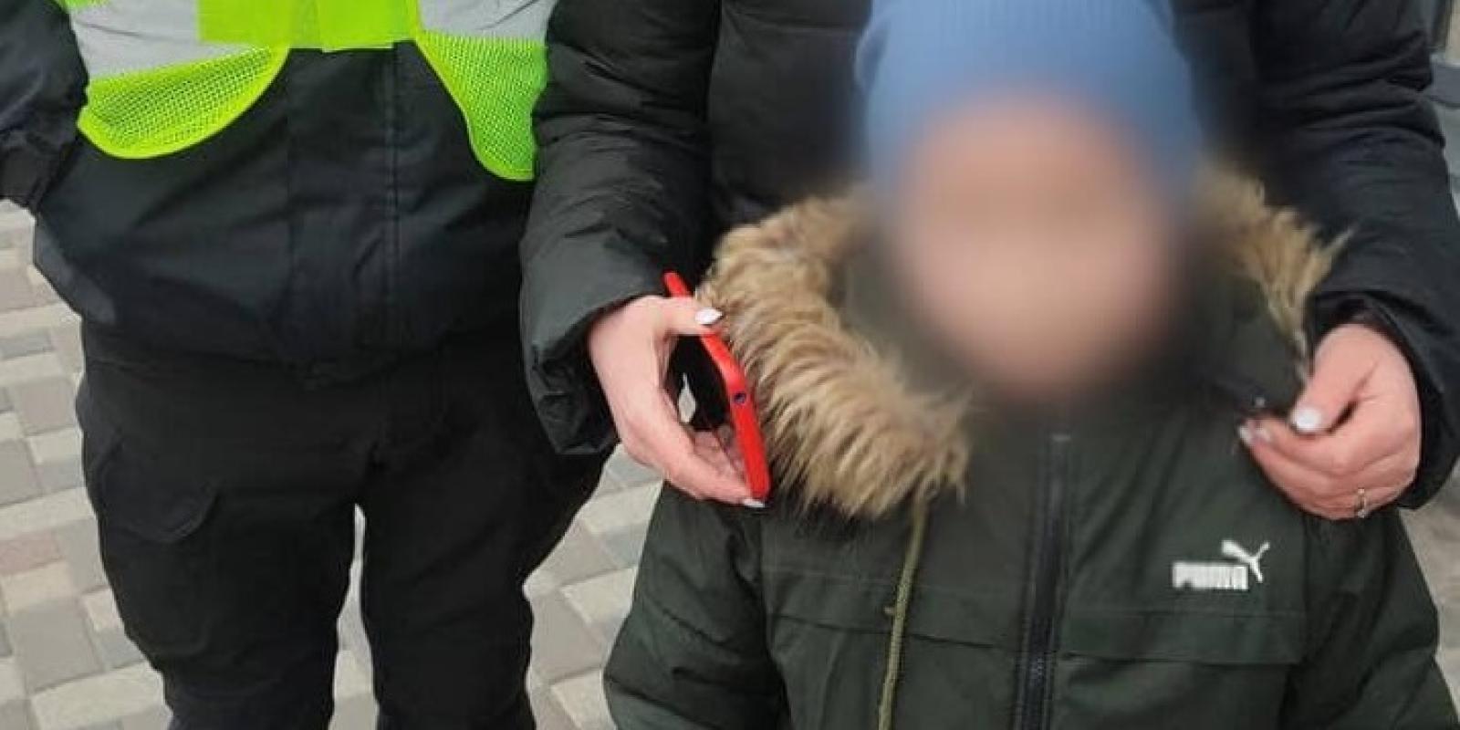 Мама загубила дитину: в Ірпені 7-річний хлопець загрався на майданчику та зник