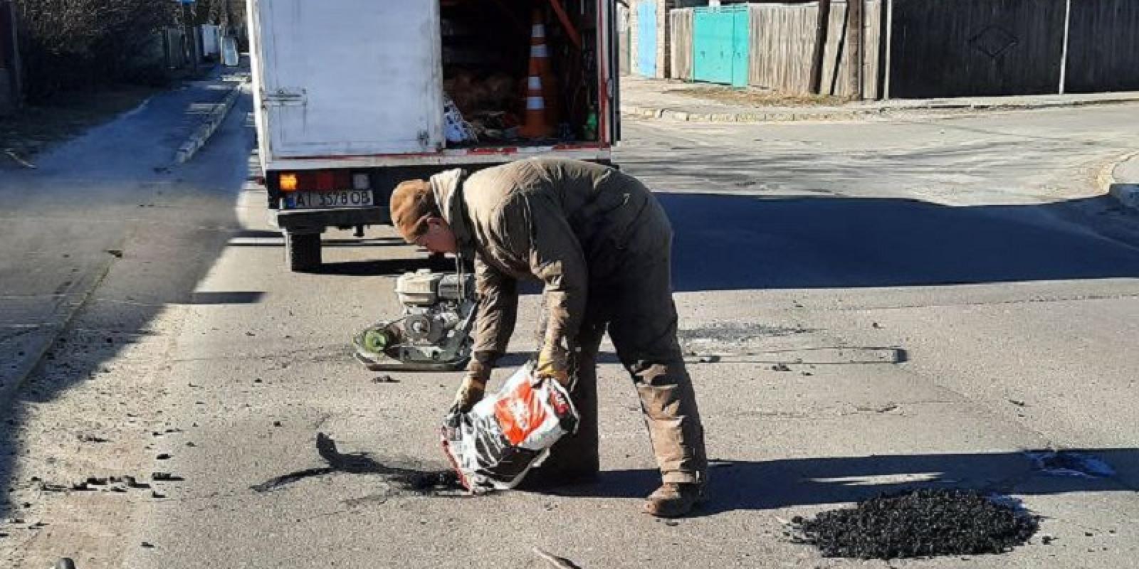 На вулицях Бучі почали латати ями та вибоїни