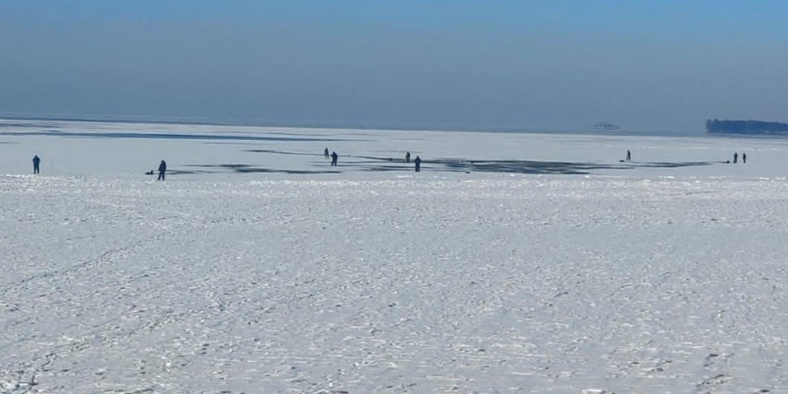 Рибалка на Київському водосховищі: групу чоловіків з тонкого льоду доправили до берега 