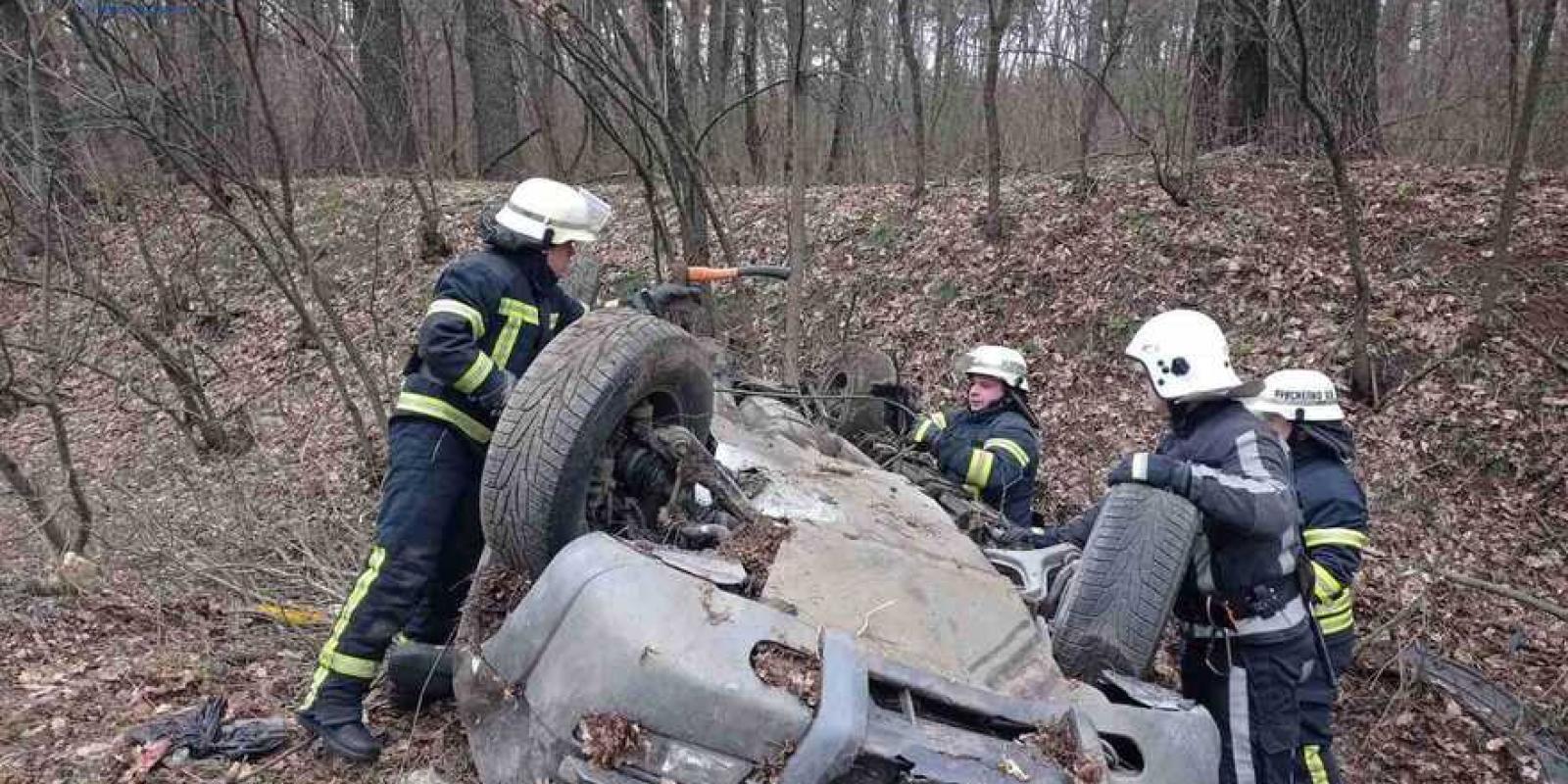 Водій не впорався з керуванням: на Київщині легковик перекинувся на дах  