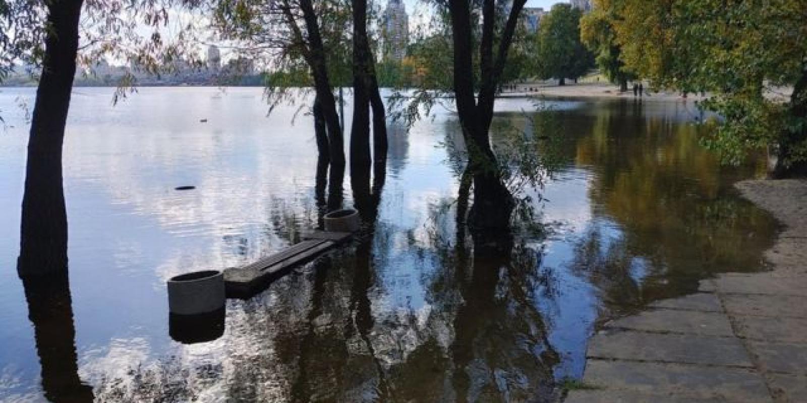 Водопілля в Києві: вода в Дніпрі піднялась на 10 сантиметрів Водопілля в Києві: вода в Дніпрі піднялась на 10 сантиметрів