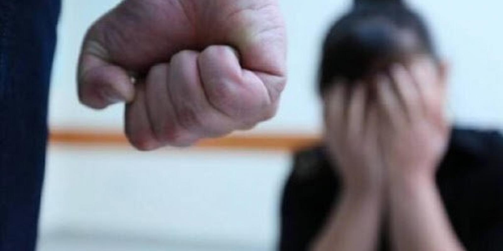 Вдарив кулаком колишню дружину на очах у доньки: як суд на Київщині покарав чоловіка 