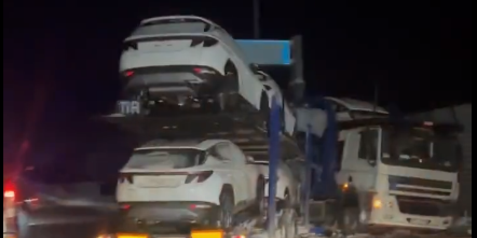 На Київщині автовоз Hyundai влетів у бетонну стіну На Київщині автовоз Hyundai влетів у бетонну стіну