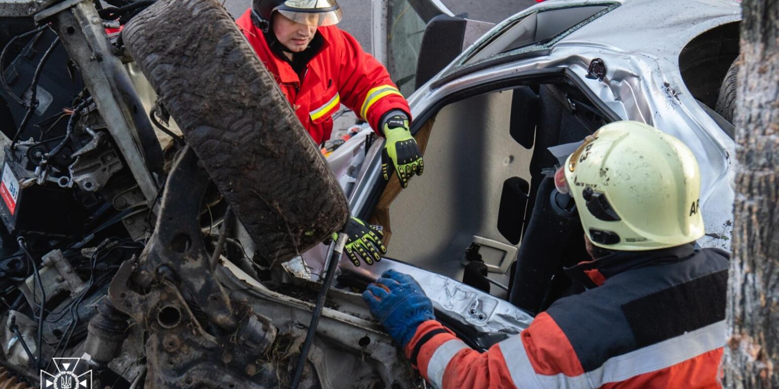 Жахлива аварія в Києві: загинув водій легковика