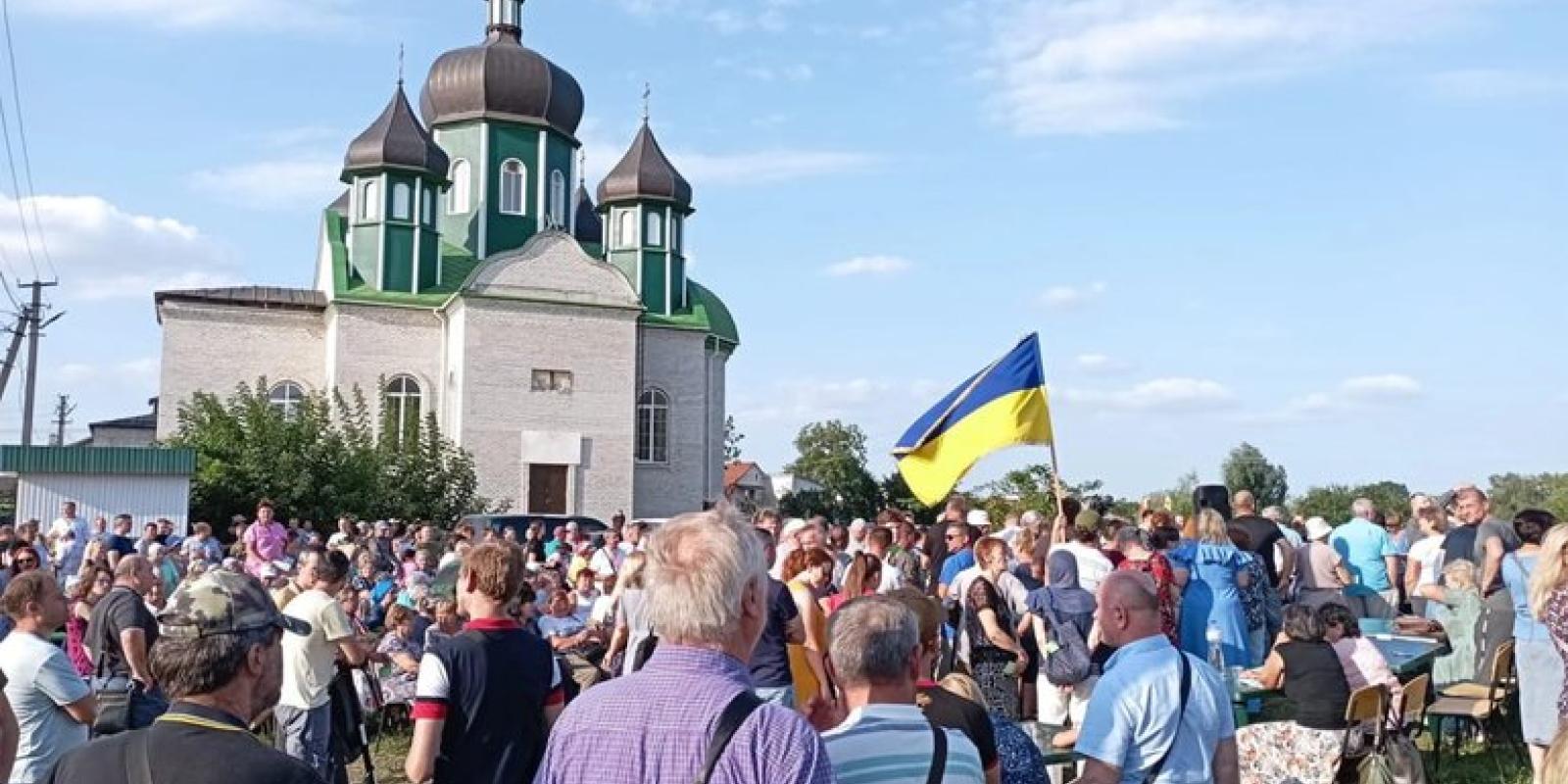 На Київщині прихильники російської церкви ночують у храмі, щоб не допустити до нього вірян ПЦУ