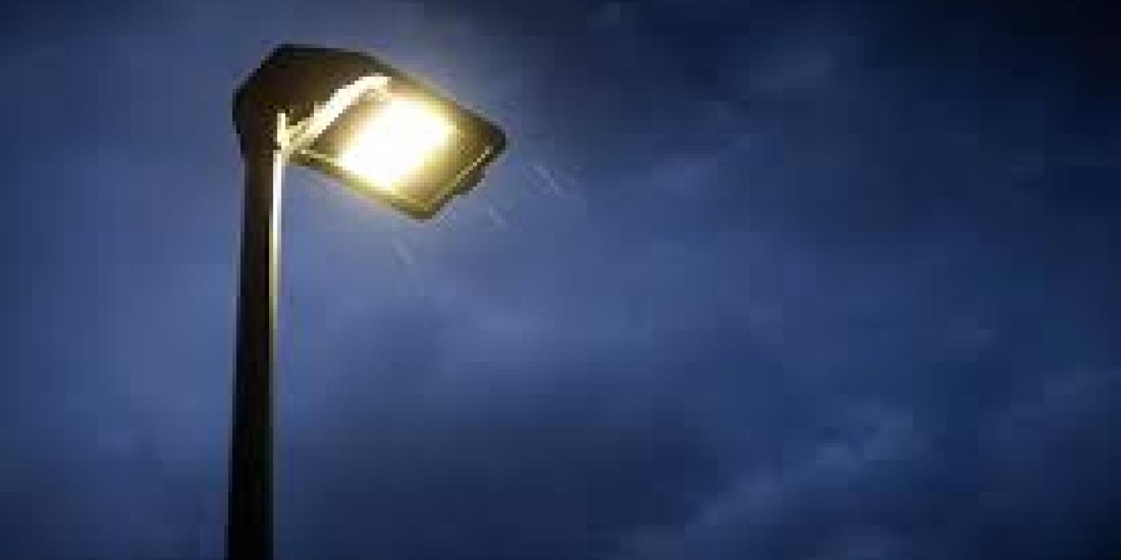 В Українці відновлюють вуличне освітлення В Українці відновлюють вуличне освітлення