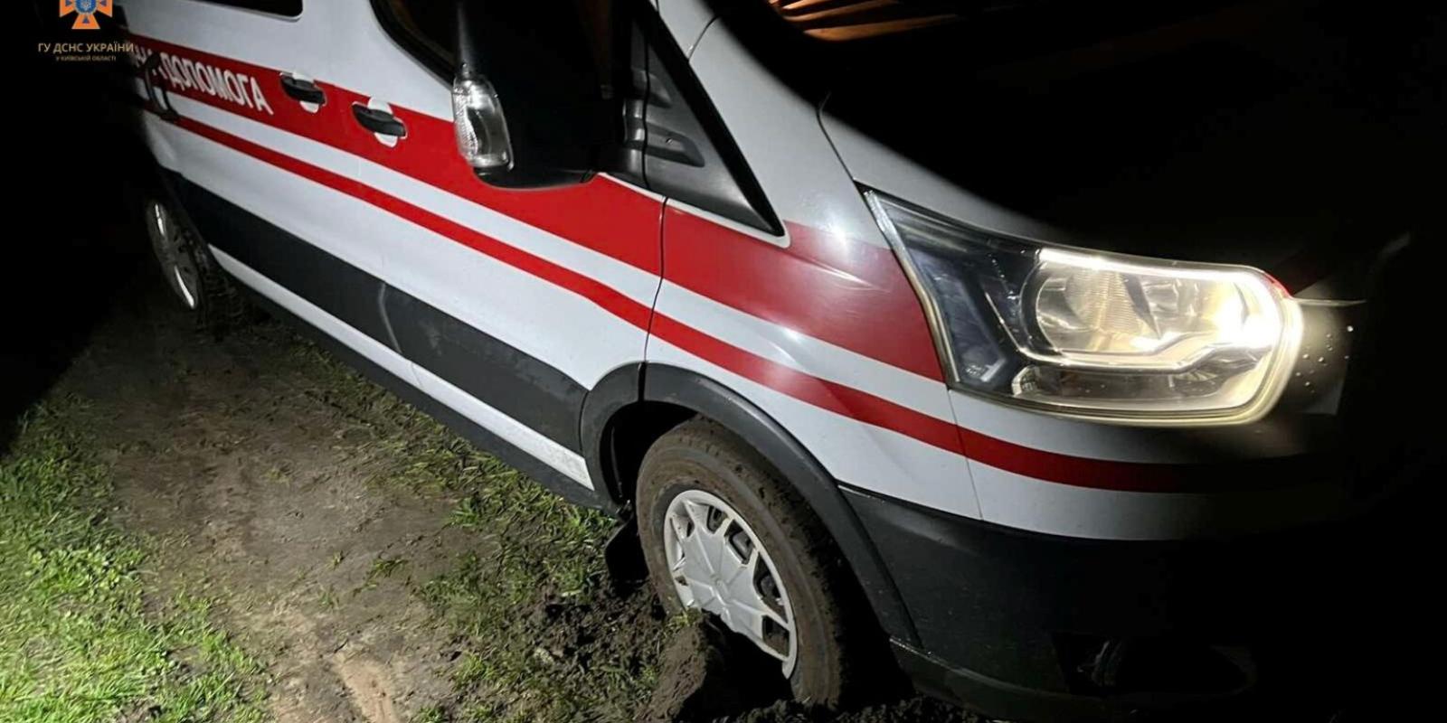 У Броварському районі швидка з вагітною жінкою застрягла на ґрунтовій дорозі У Броварському районі швидка з вагітною жінкою застрягла на ґрунтовій дорозі