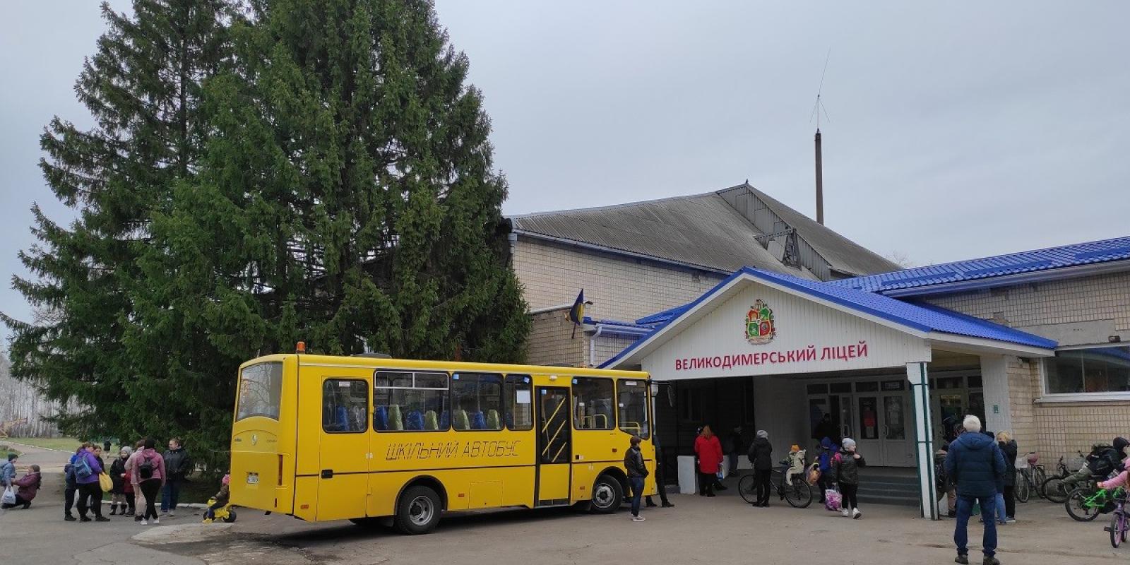 Цвітуть стіни та капає зі стелі: окупанти понищили школу на Київщині, де навчаються близько 2 тисяч учнів