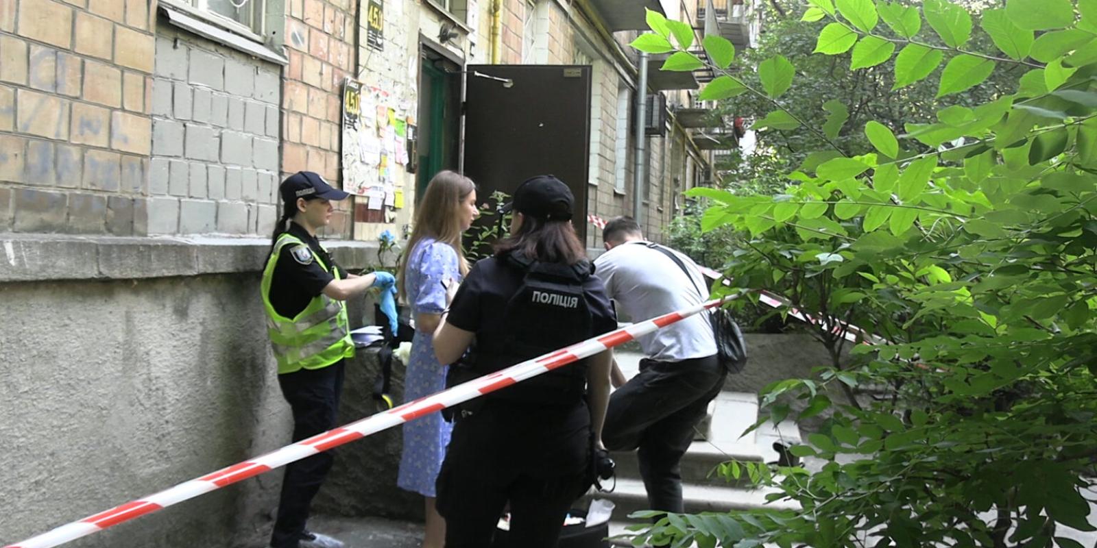 У Києві сталося жахливе вбивство: тіла 15-річних дівчат знайшли в під’їзді У Києві сталося жахливе вбивство: тіла 15-річних дівчат знайшли в під’їзді