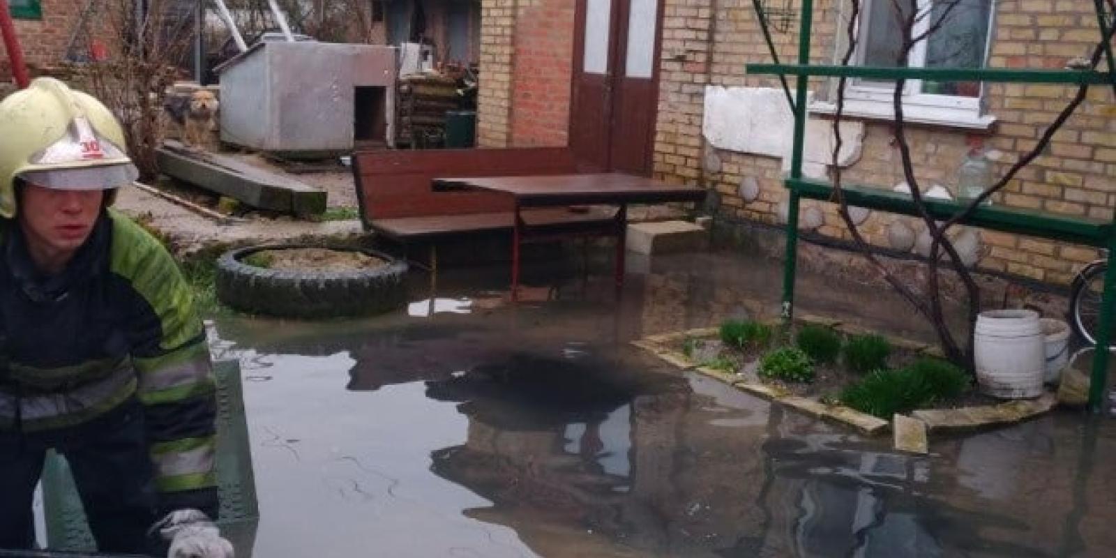 У Фастові підтопило житловий будинок: рятувальники відкачували воду помпою
