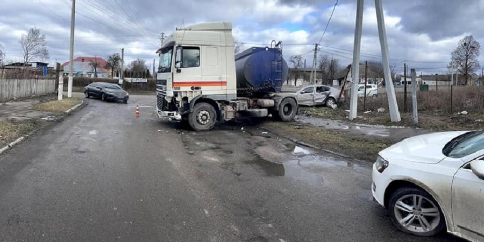 Аварія в Узині: водія легковика з травмами госпіталізували