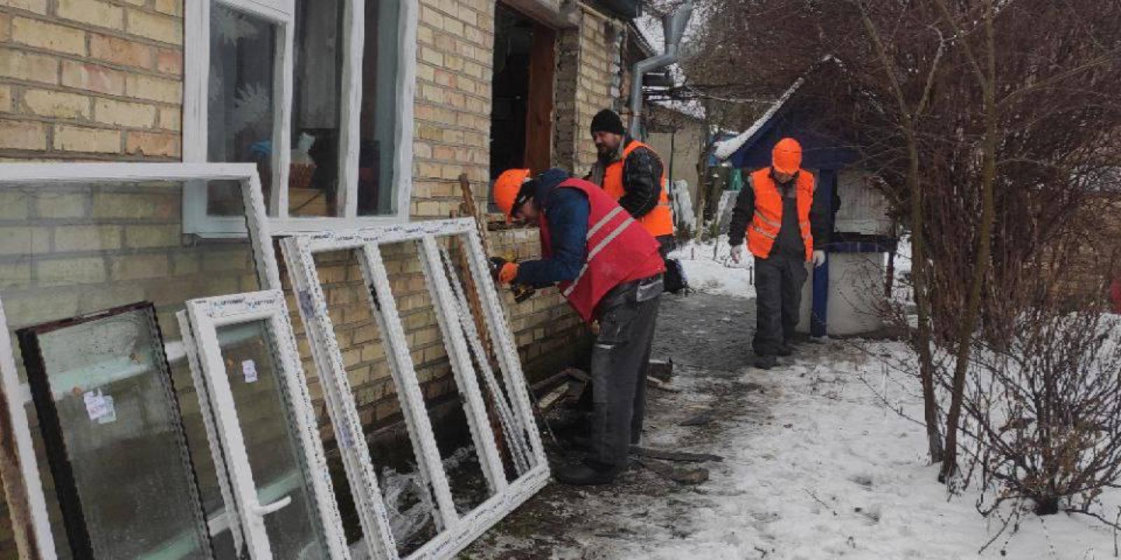 В селі Плесецьке на Київщині завершують встановлення нових вікон у 20-ти пошкоджених будинках