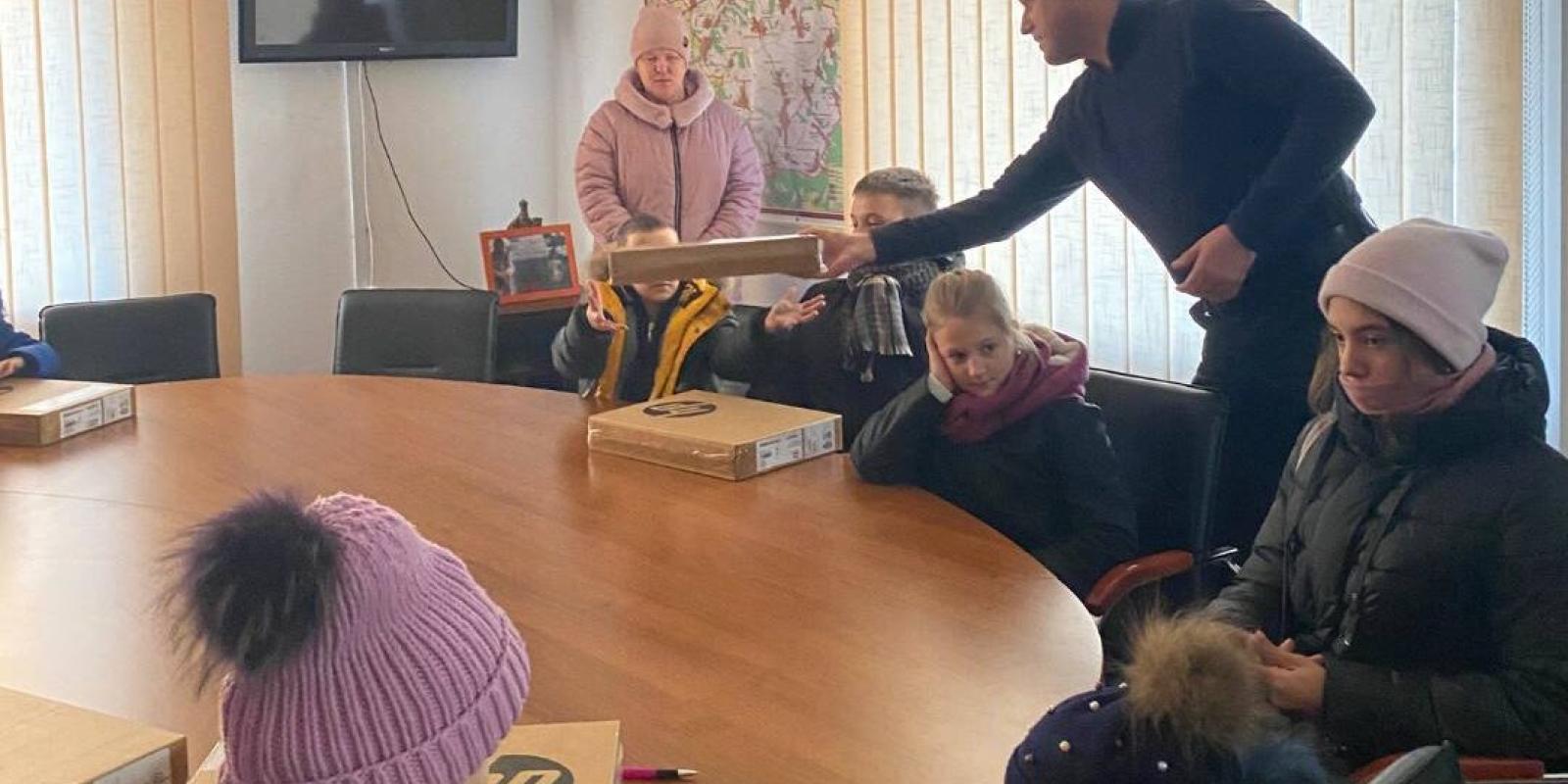 Дітям Макарівської громади подарували ноутбуки для дистанційного навчання