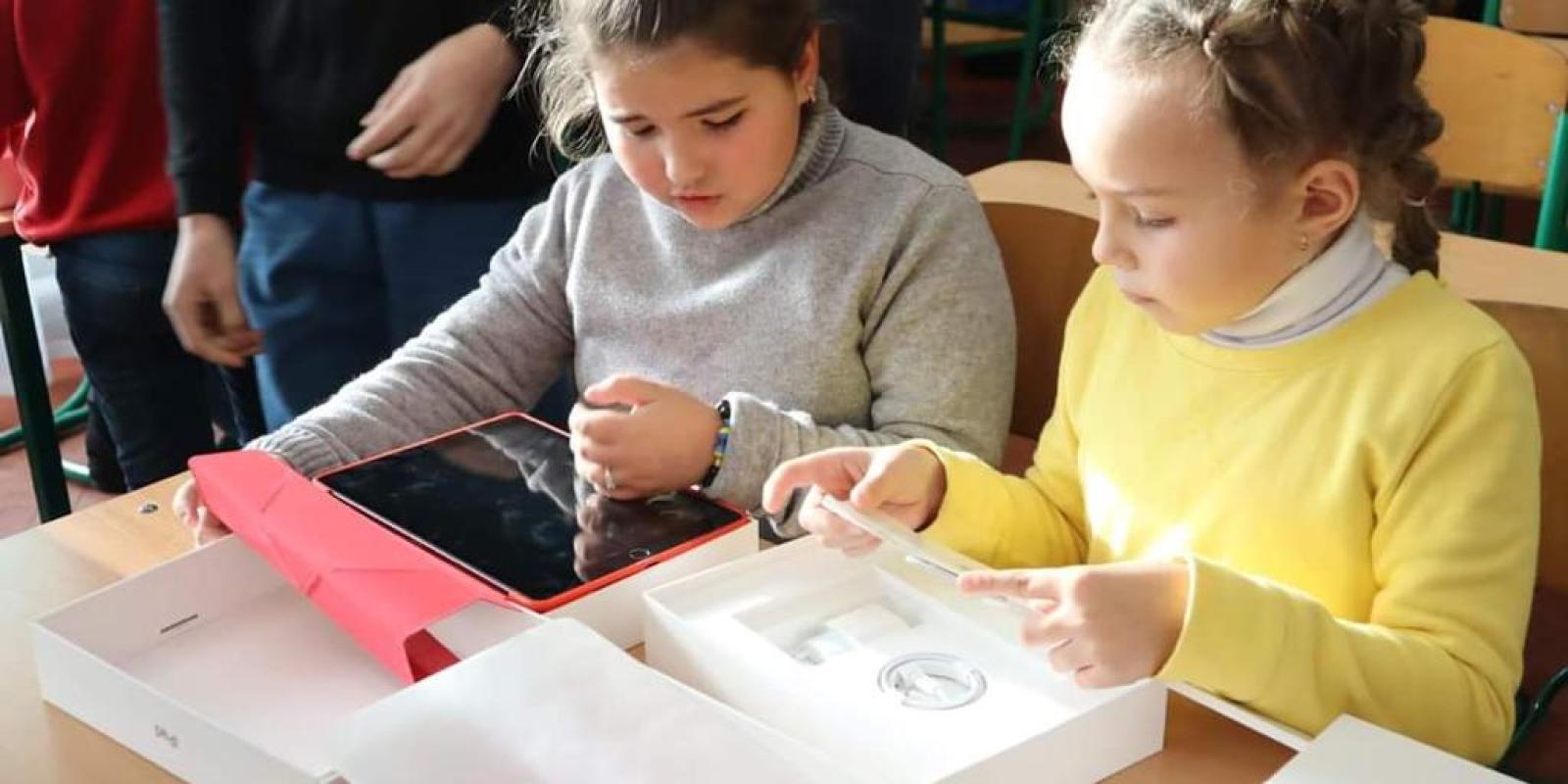 На Київщині понад 400 школярів  отримали сучасні планшети для навчання