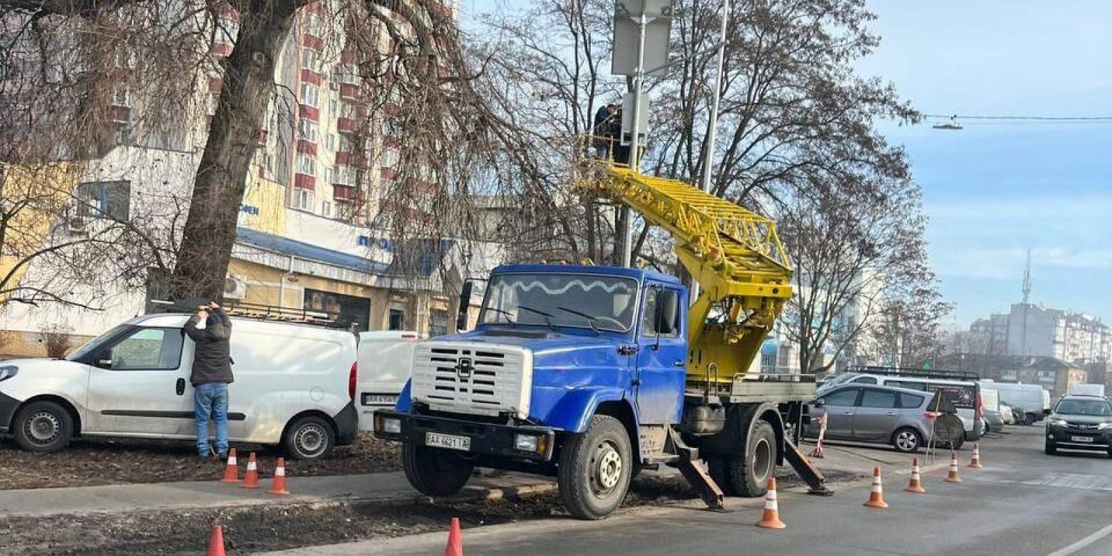 У Броварах комунальники підключають альтернативне освітлення на переходах