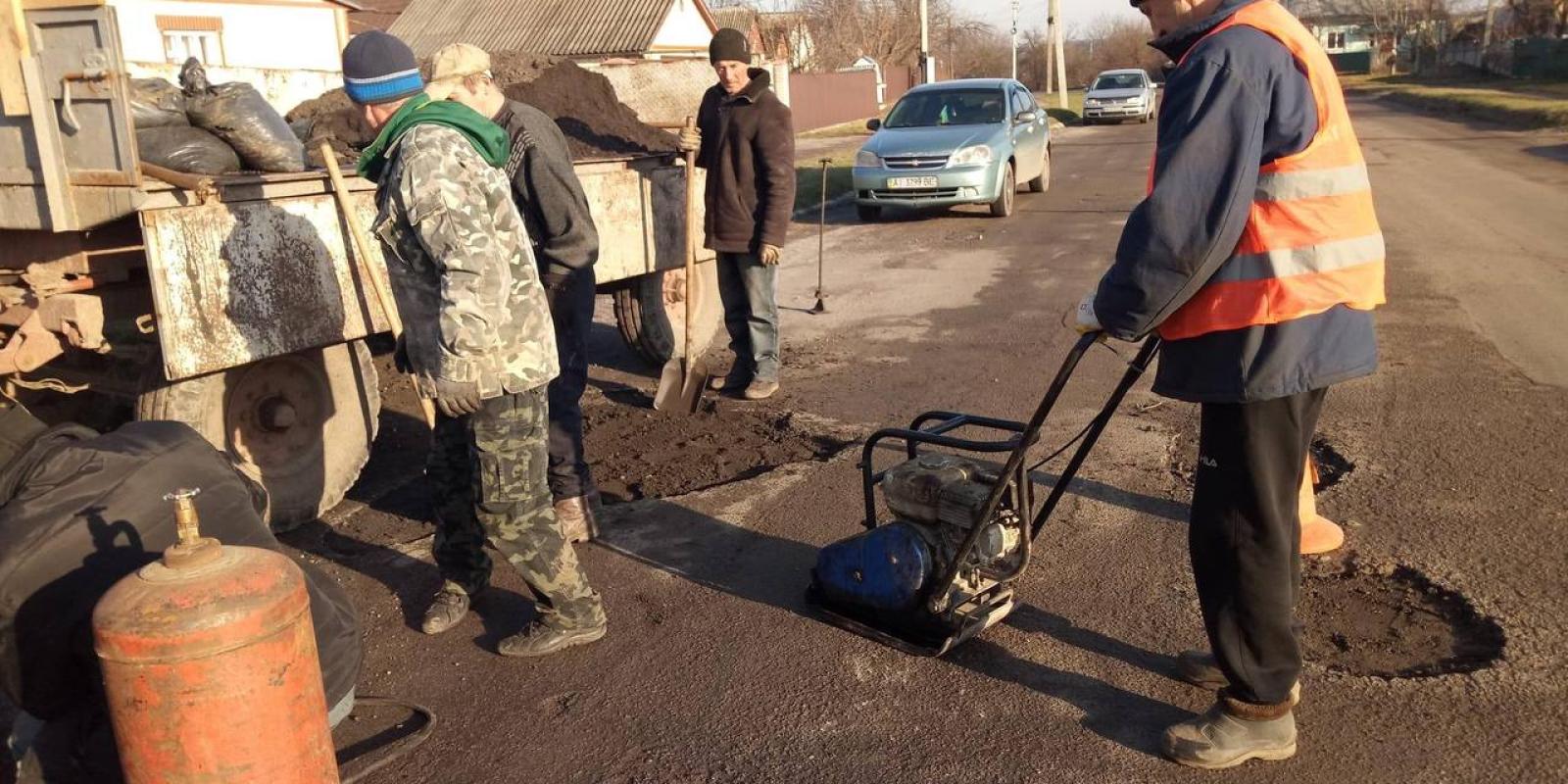 На Київщині проводять ямковий ремонт