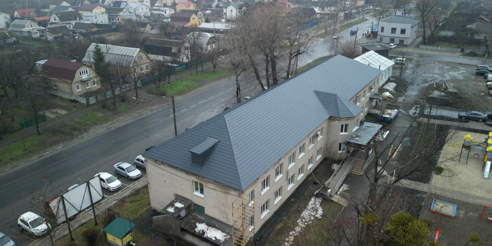 У Гостомелі на Київщині відновлюють зруйновану під час окупації амбулаторію У Гостомелі на Київщині відновлюють зруйновану під час окупації амбулаторію