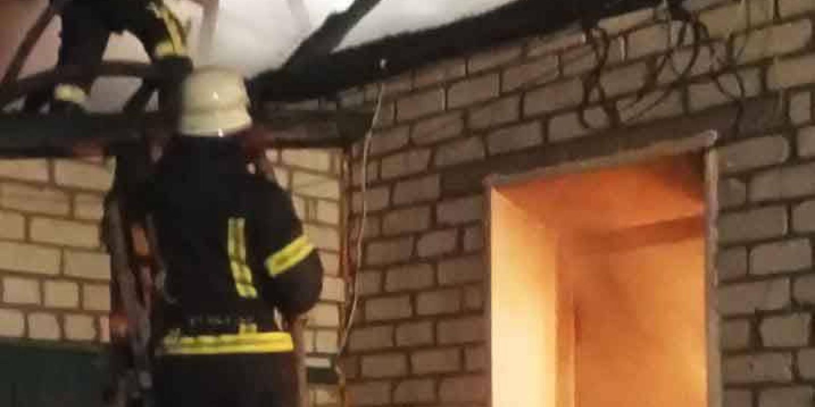 Пожежа на Київщині: з палаючого будинку винесли жінку без ознак життя