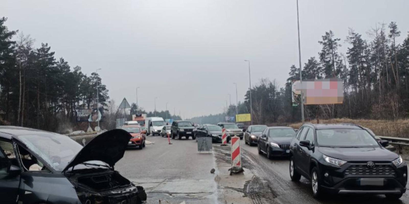 Аварія на Київщині: ускладнено рух, працюють медики та слідчі