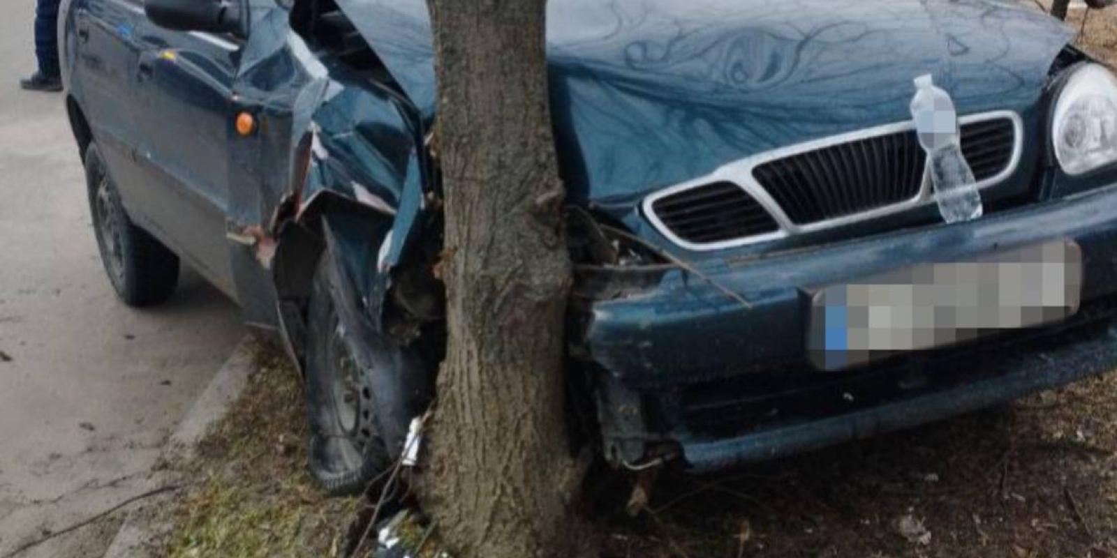 ДТП у Борисполі: водій на швидкості зіткнувся з авто та врізався в дерево