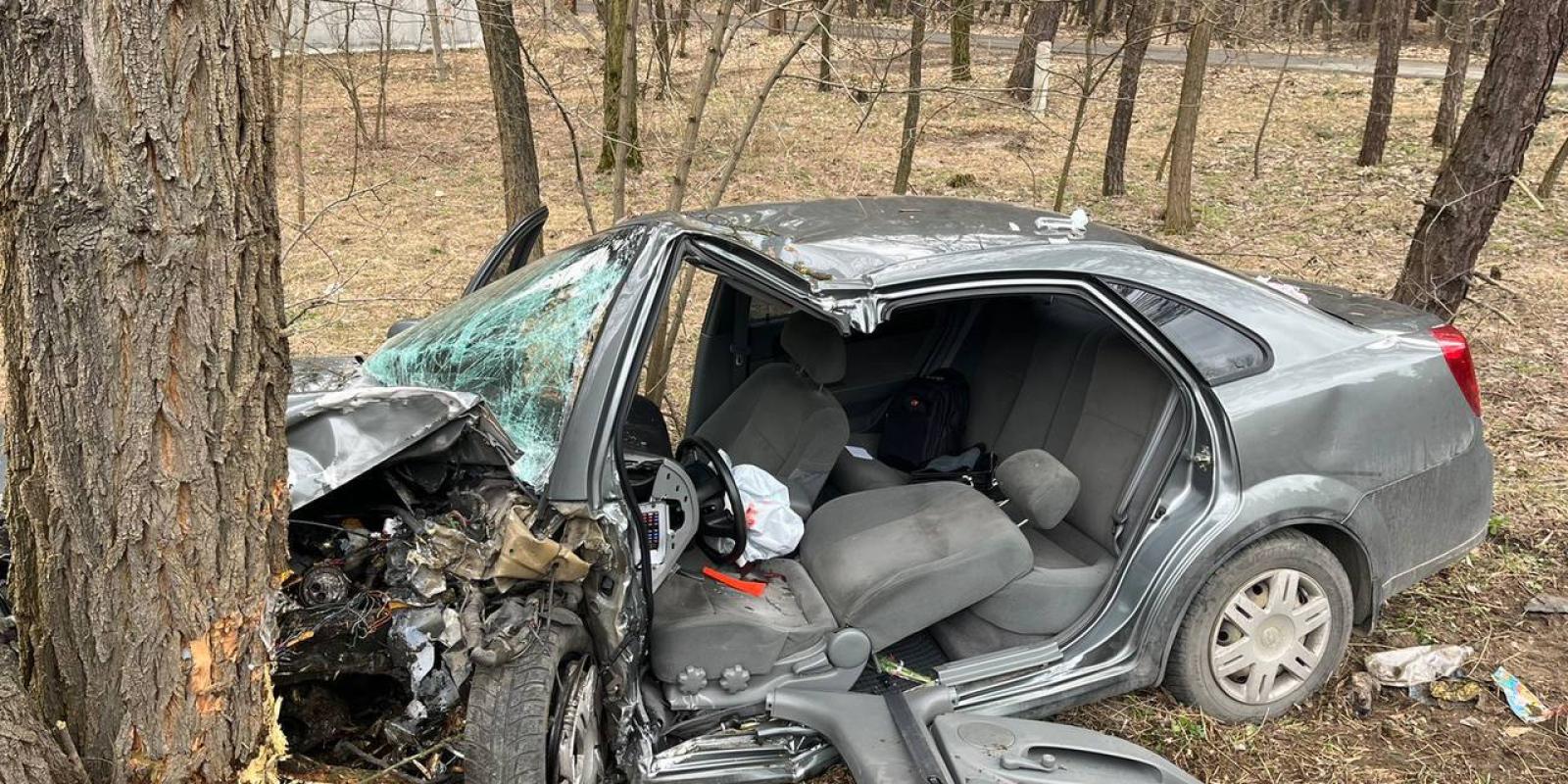 ДТП на Київщині: 59-річний водій з’їхав з проїжджої частини та зіткнувся з деревом