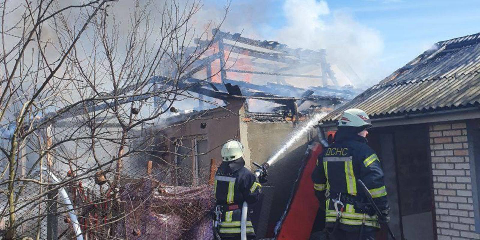 Пожежа на Київщині: горить господарська будівля 