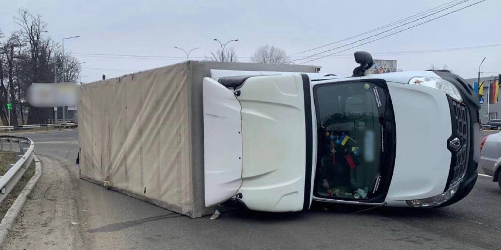 ДТП на трасі Київ-Одеса: перекинулась вантажівка Renault Master