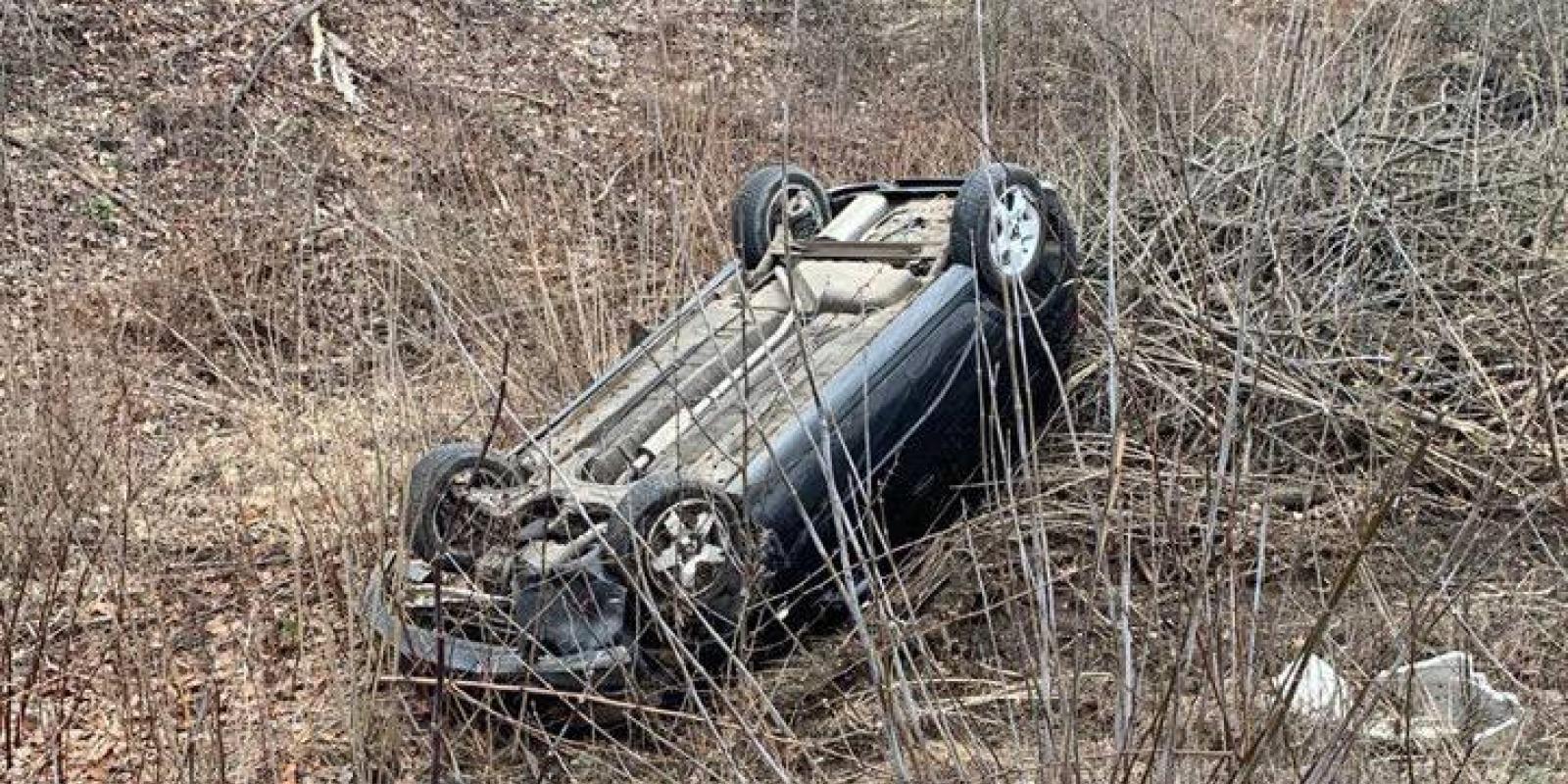 ДТП на Київщині: автомобіль злетів в кювет та перекинувся 