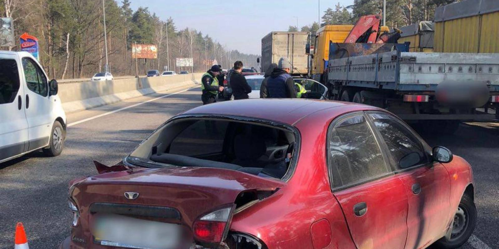 На автодорозі Київ-Одеса зіткнулись два автомобілі: є потерпілі