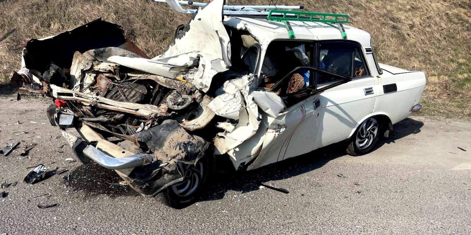 На Київщині 43-річний водій легковика в'їхав у припаркований автомобіль: постраждали пасажири