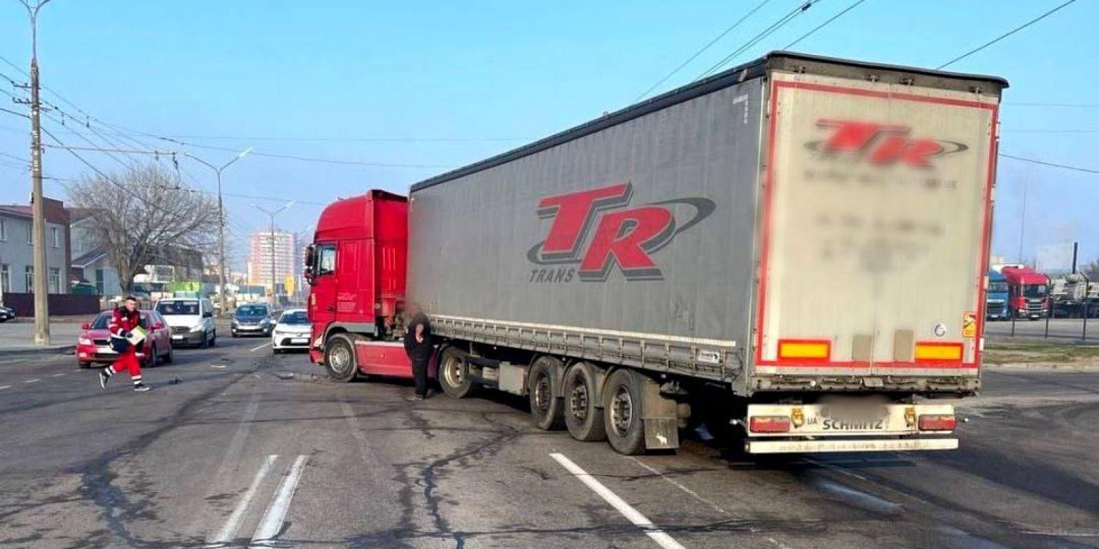 ДТП у Білій Церкві: вантажівка зіткнулася з легковиком