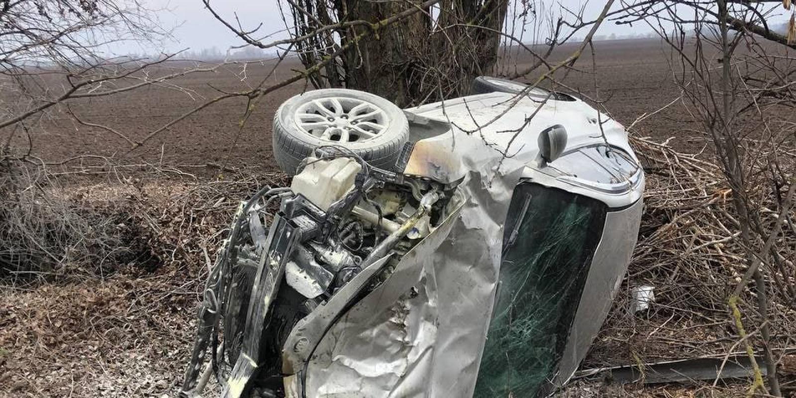 Страшна аварія на Київщині: автівка перекинулась у кювет