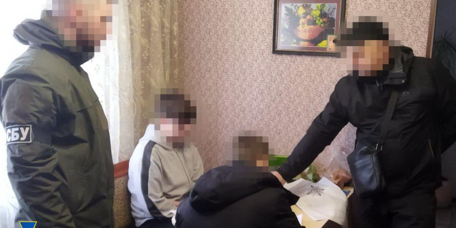 СБУ викрила підлітків, які розповсюджували повідомлення про "замінування" на Київщині