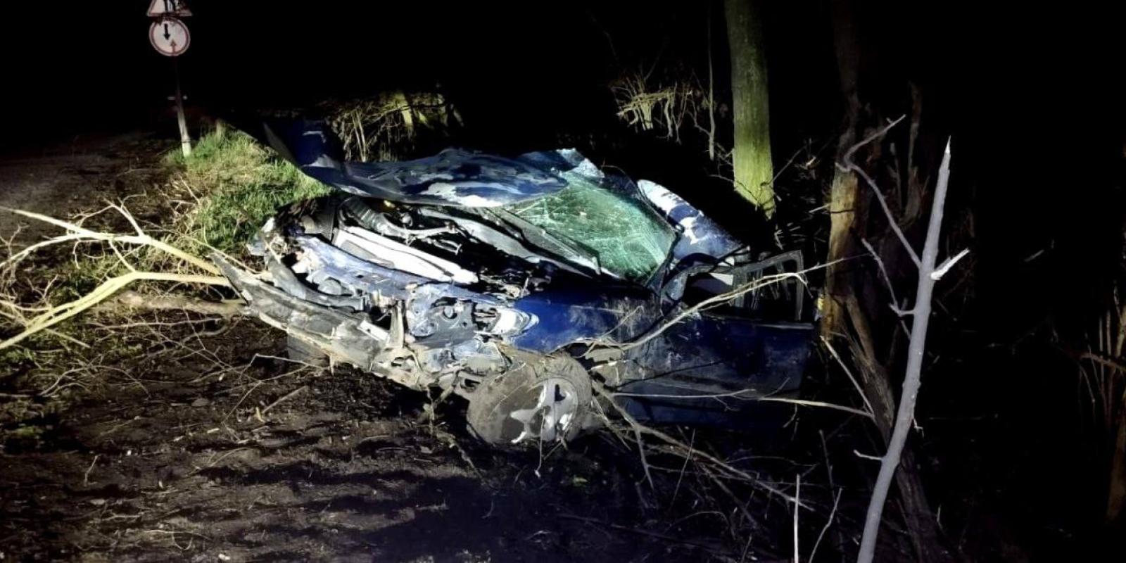 Нічна аварія на Київщині: потрощене авто, потерпілий із забоями та травмою голови