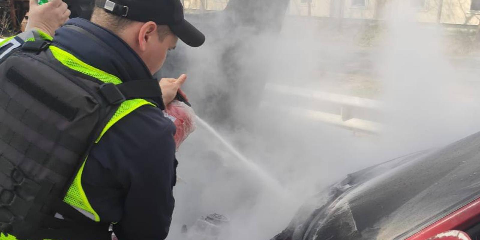 В селі на Київщині посеред вулиці загорілось авто В селі на Київщині посеред вулиці загорілось авто