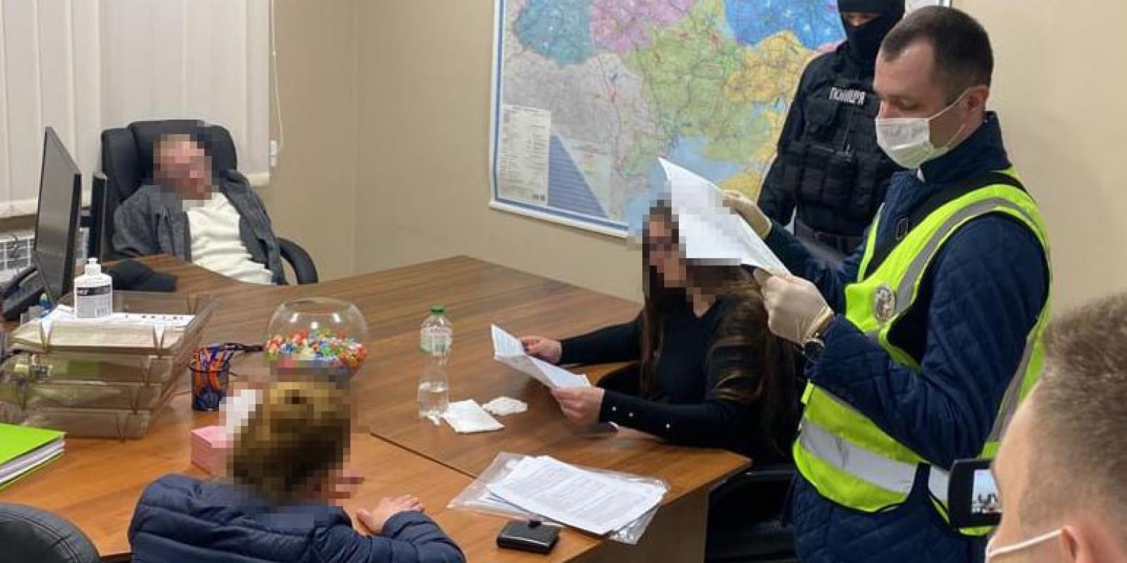 Мешканка Київщини та її спільники продавали у Києві фіктивні квартири: поліція затримала аферистів Мешканка Київщини та її спільники продавали у Києві фіктивні квартири: поліція затримала аферистів