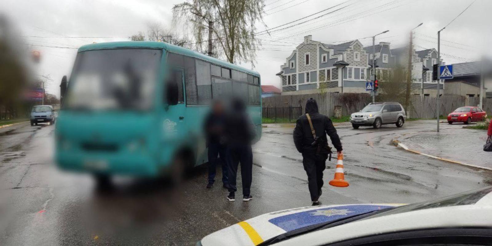 На Київщині водій автобуса здійснив наїзд на пішохода: жінка з переломами в лікарні 