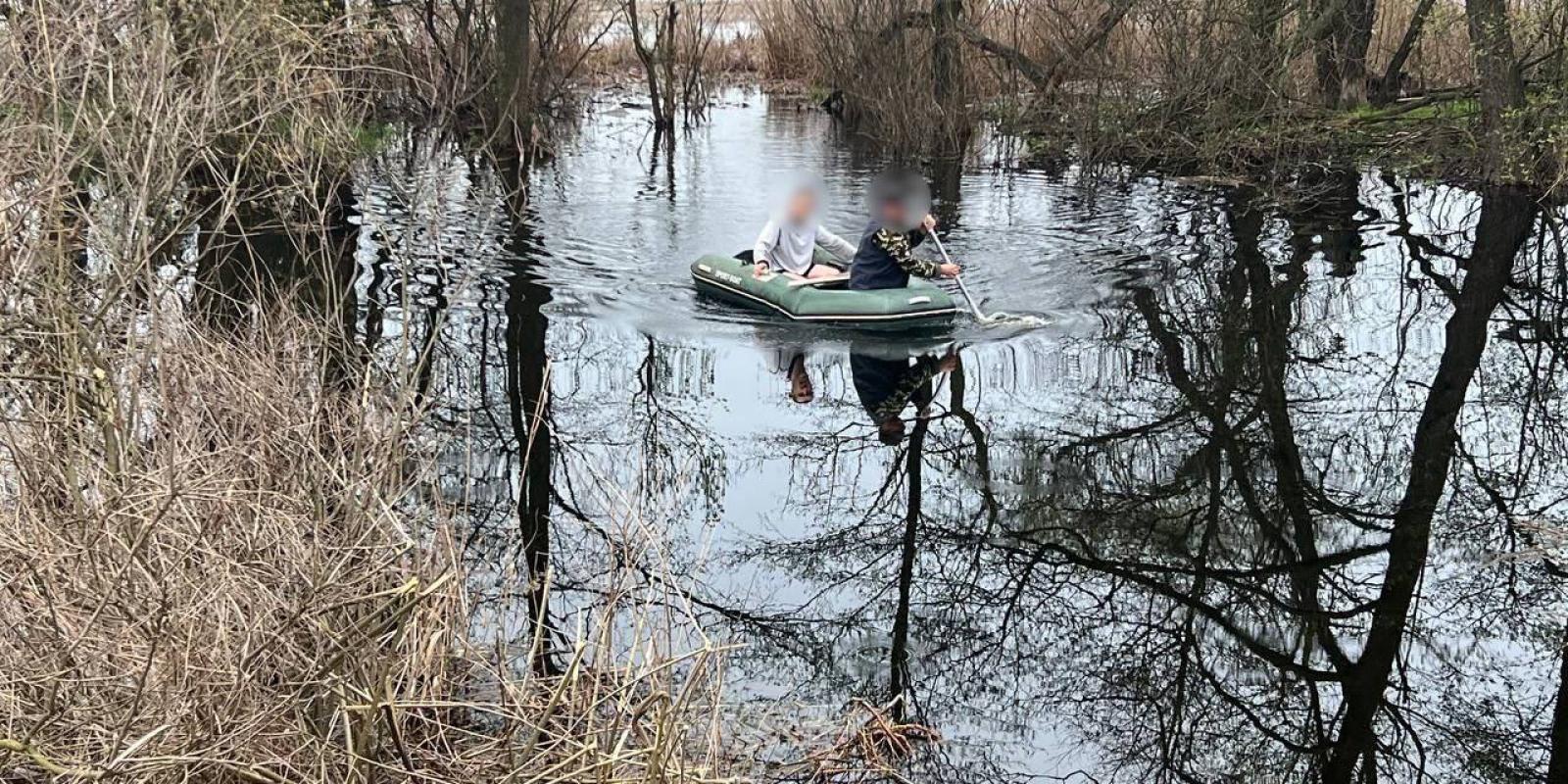Житель села на Київщині ледь не потонув на човні: чоловіка врятували Житель села на Київщині ледь не потонув на човні: чоловіка врятували