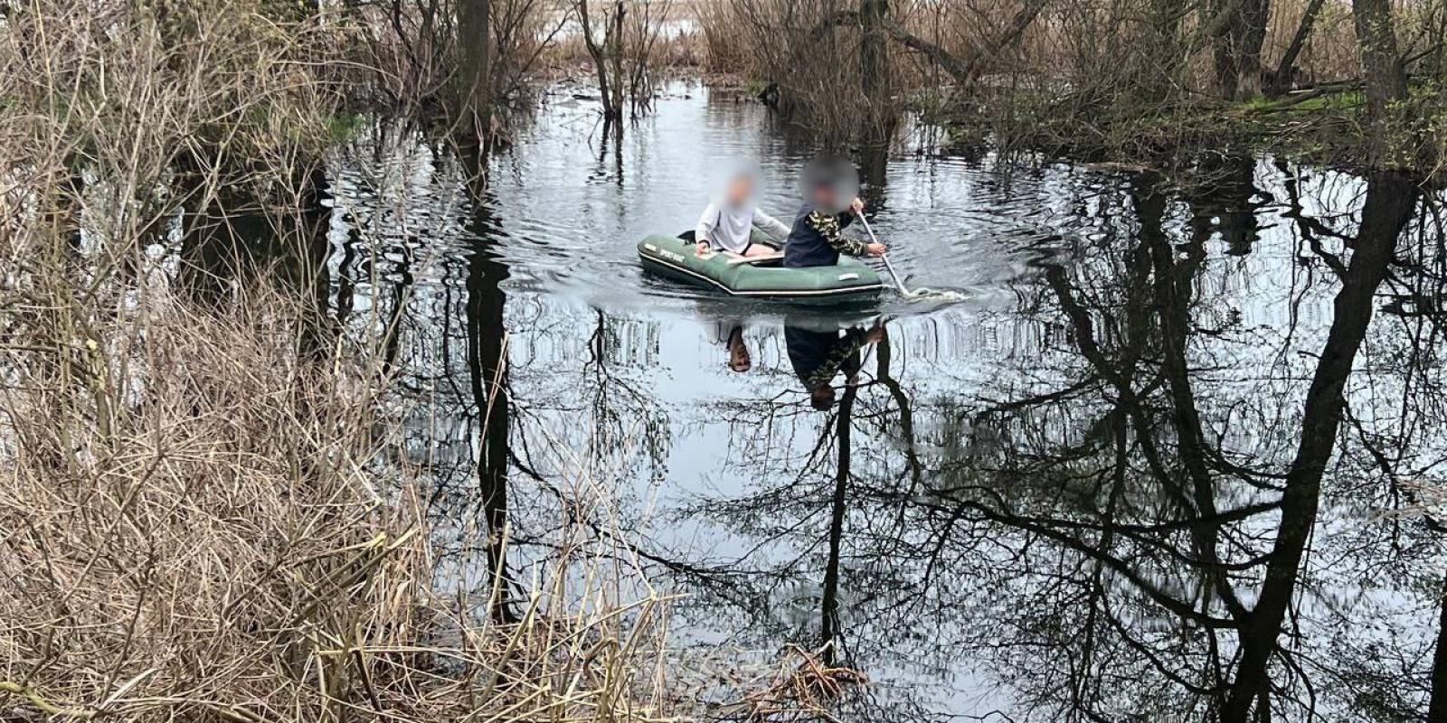 Житель села на Київщині ледь не потонув на човні: чоловіка врятували