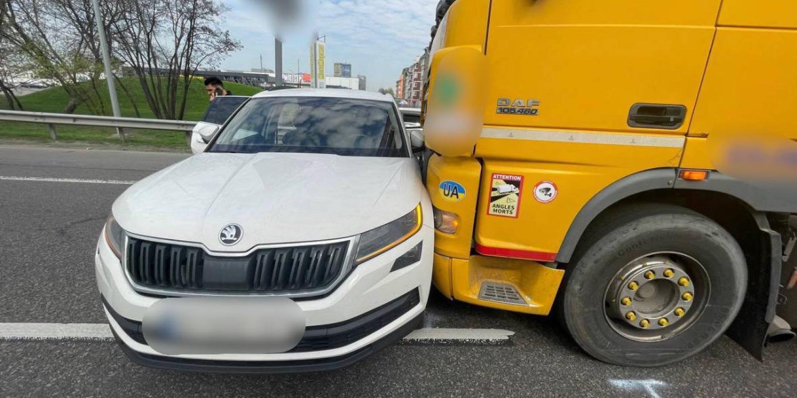 Аварія на трасі Київ-Одеса: пошкоджено два автомобілі Аварія на трасі Київ-Одеса: пошкоджено два автомобілі