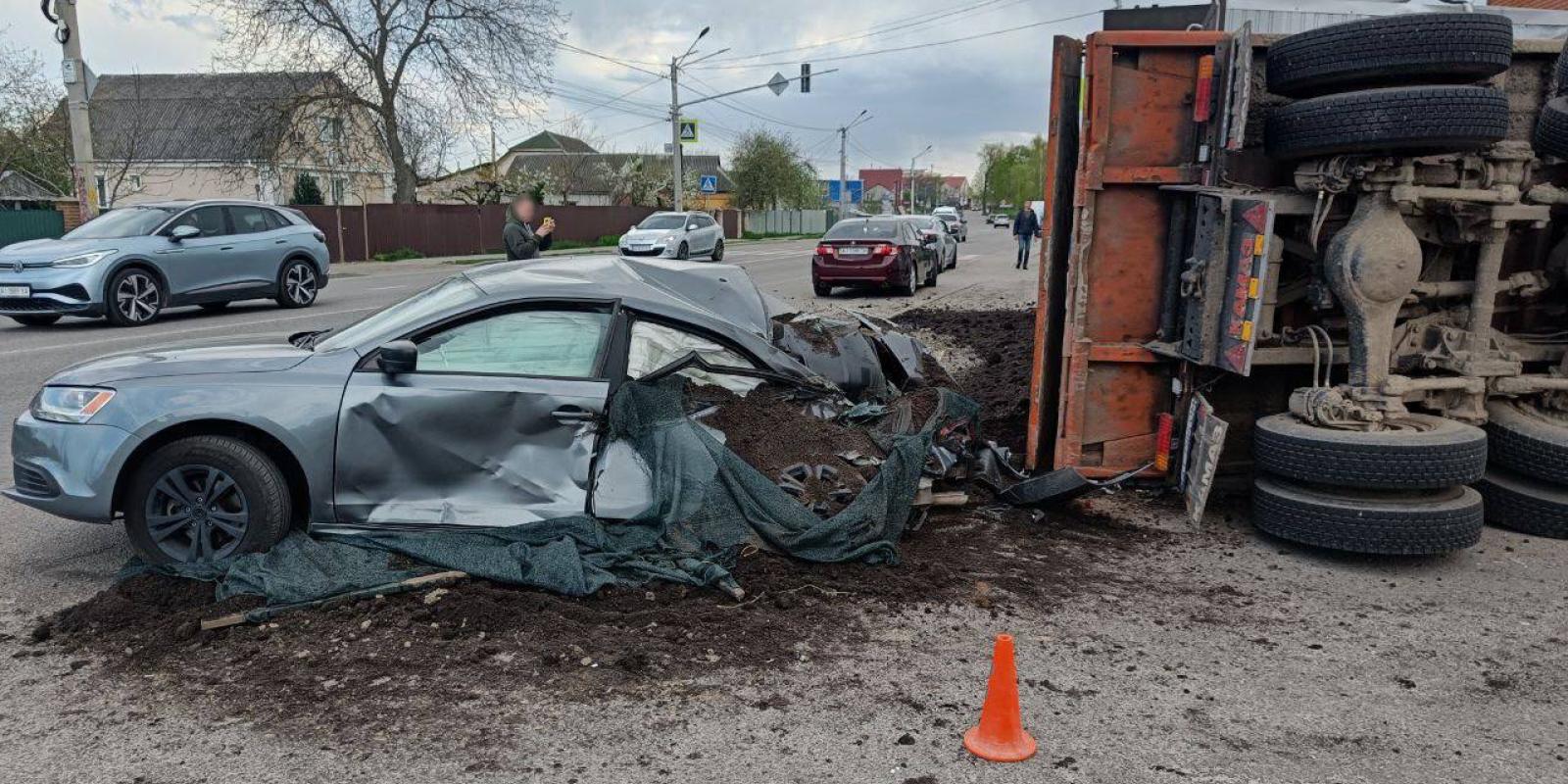 ДТП на Київщині: зіткнулися два легковики та вантажівка ДТП на Київщині: зіткнулися два легковики та вантажівка